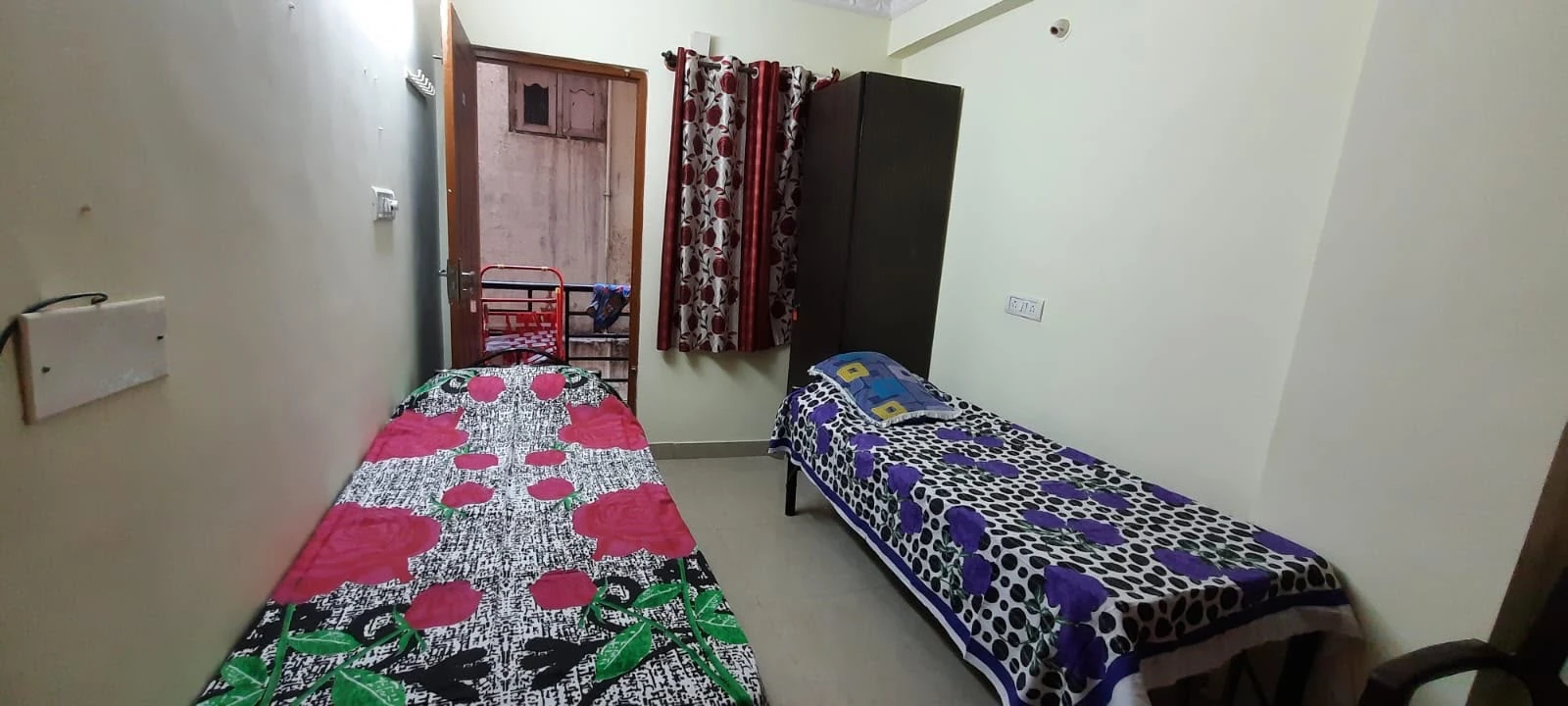 Twin-sharing room with wardrobe at Gayatri Luxury Gents PG
